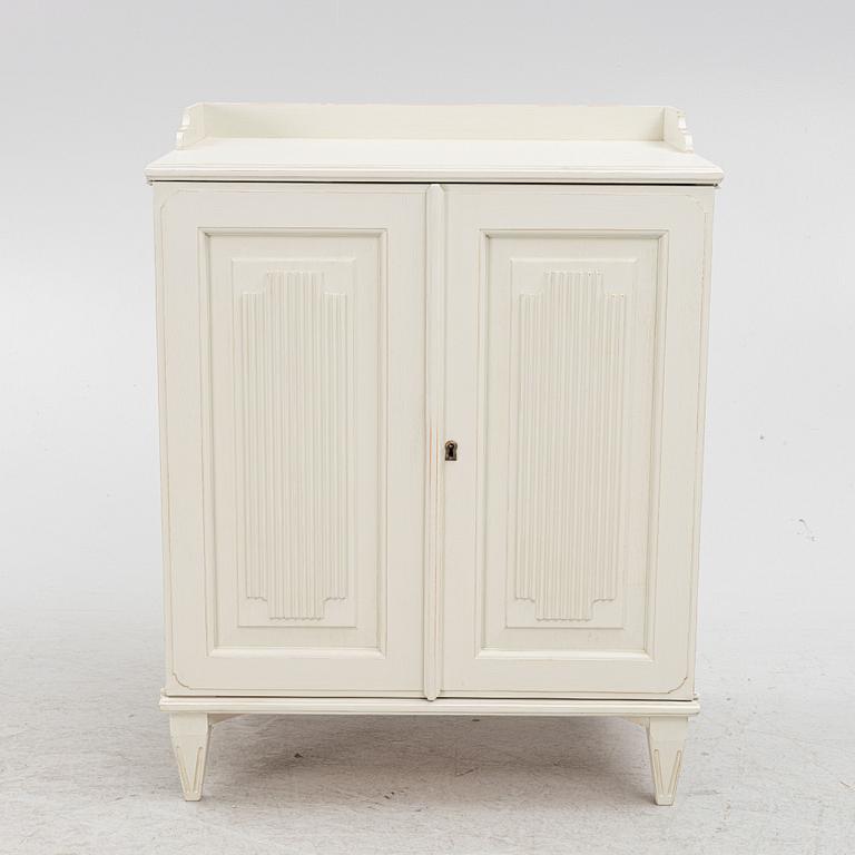 Commode / cabinet, Gustavian style, period manufacture.