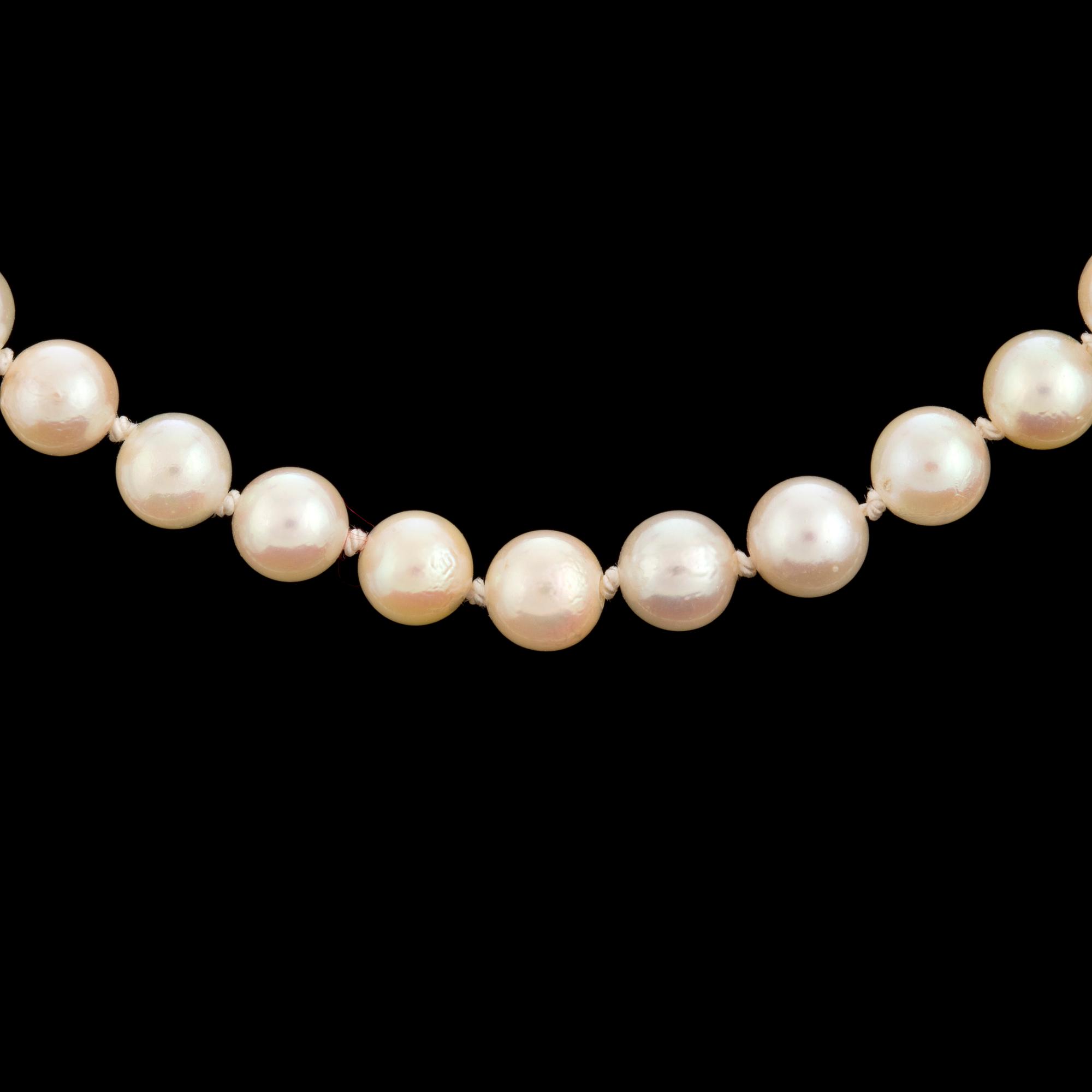A necklace of cultured pearls with a clasp in 18K gold.