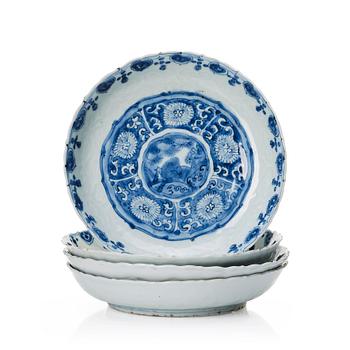 963. Skålfat, fyra stycken, kraakporslin. Mingdynastin, Wanli (1572-1620).