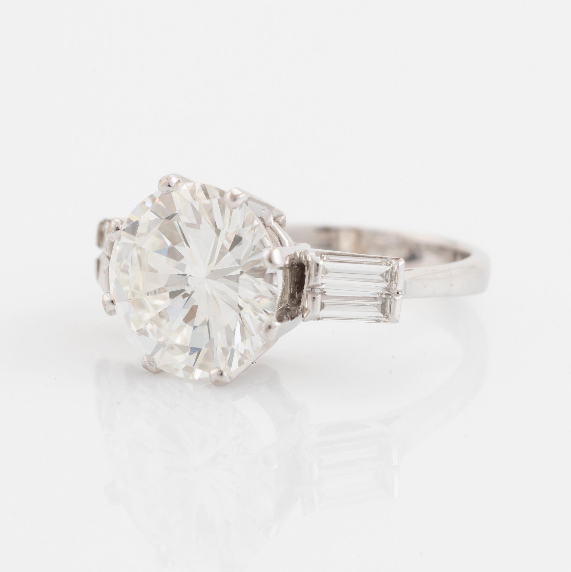 Ring 14K vitguld med en rund briljantslipad diamant vikt ca 5.25 ct kvalitet ca F/G vvs.