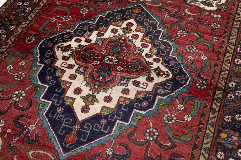 Matta, semiantik Heris/Gorovan, ca 275 x 200 cm.