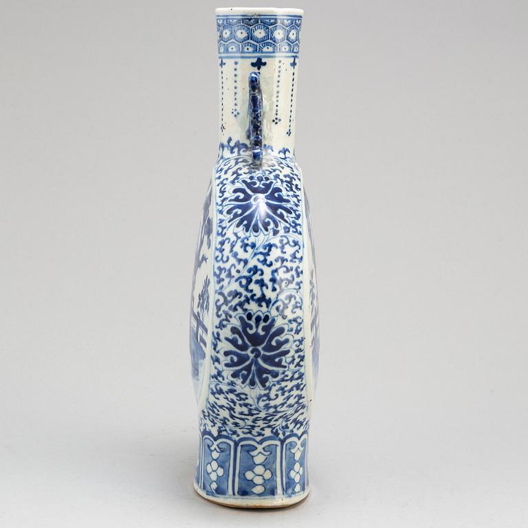 A blue and white moon flask, Qing dynasty, circa 1900.