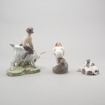 FIGURINER 3 st Royal Copenhagen varav en signerad porslin Danmark 1900-talets andra hälft.