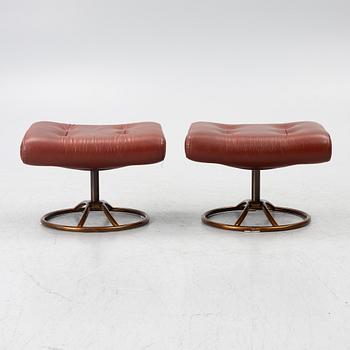 Fåtöljer, ett par, med fotpall, 1970-tal.