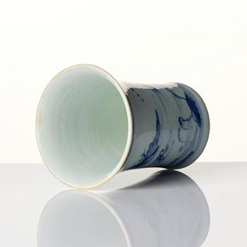 A blue and white brushpot and a dish, Tianqi/Chongzhen, mid 17th century.