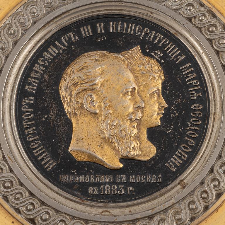 Kröningsfat, förgylld samt förnicklad metall, F.W. Huhn & Co, St. Petersburg Ryssland 1883.