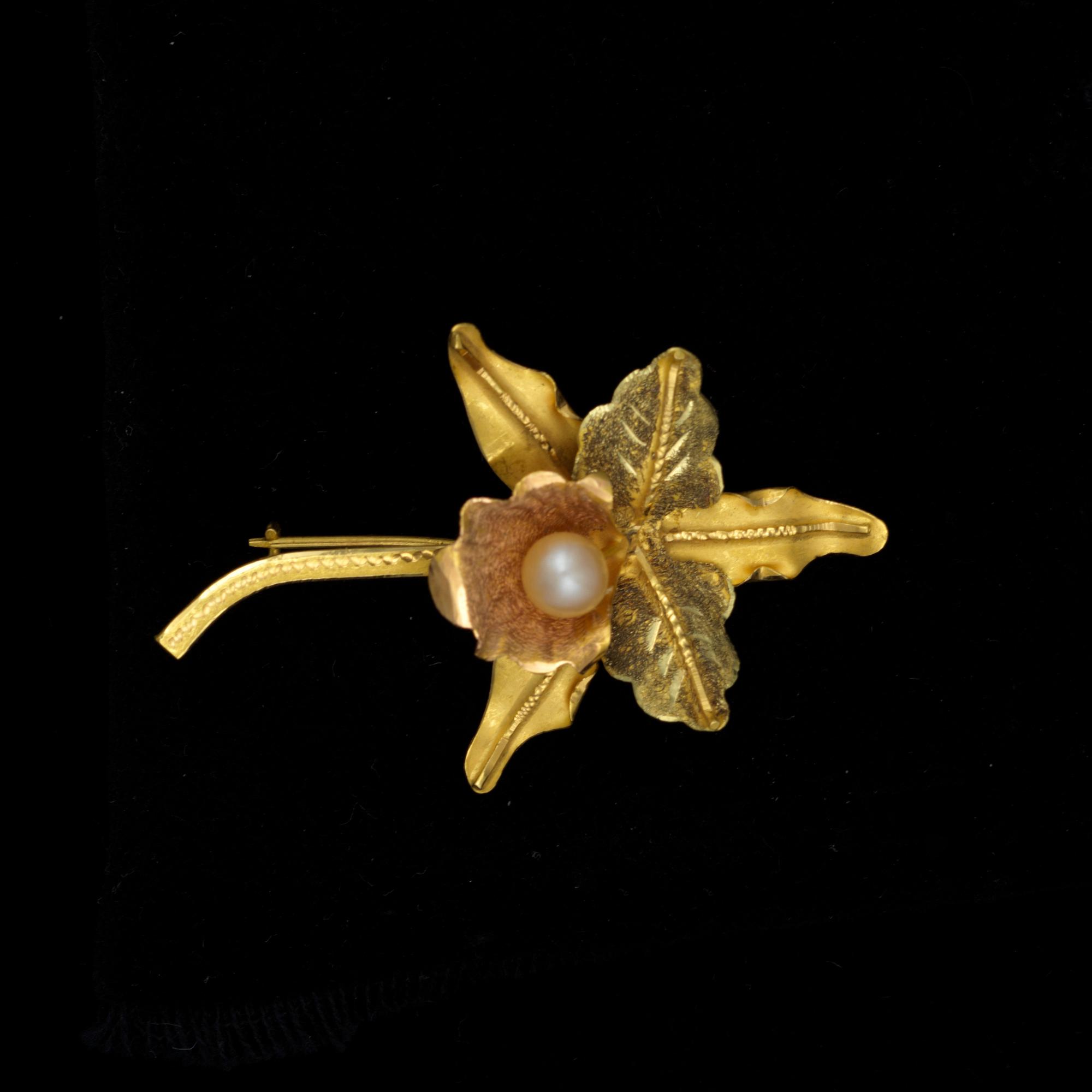 BROSCH, 18K guld, pärla 6 mm. Vikt ca 5,3 g.