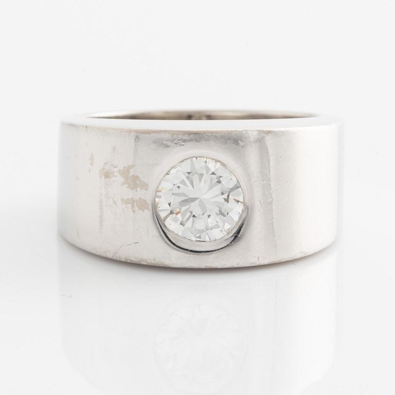 Ring 18K vitguld med briljantslipad diamant.
