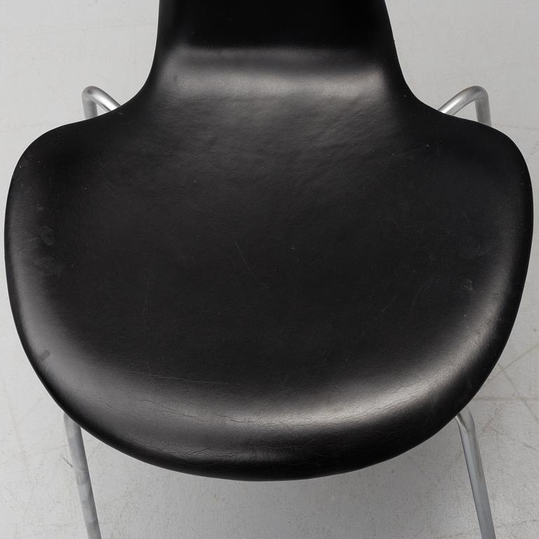 ARNE JACOBSEN, STOLAR, 4 st "Grand Prix" Fritz Hansen, Danmark. 1960-tal.