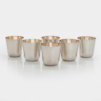 A silver punch bowl with ladle and six beakers, Auran Kultaseppä, Turku 1975-76. In original wooden box.