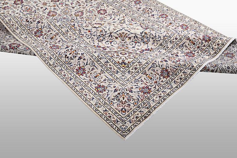 A carpet, Kashan, ca 312 x 200 cm.