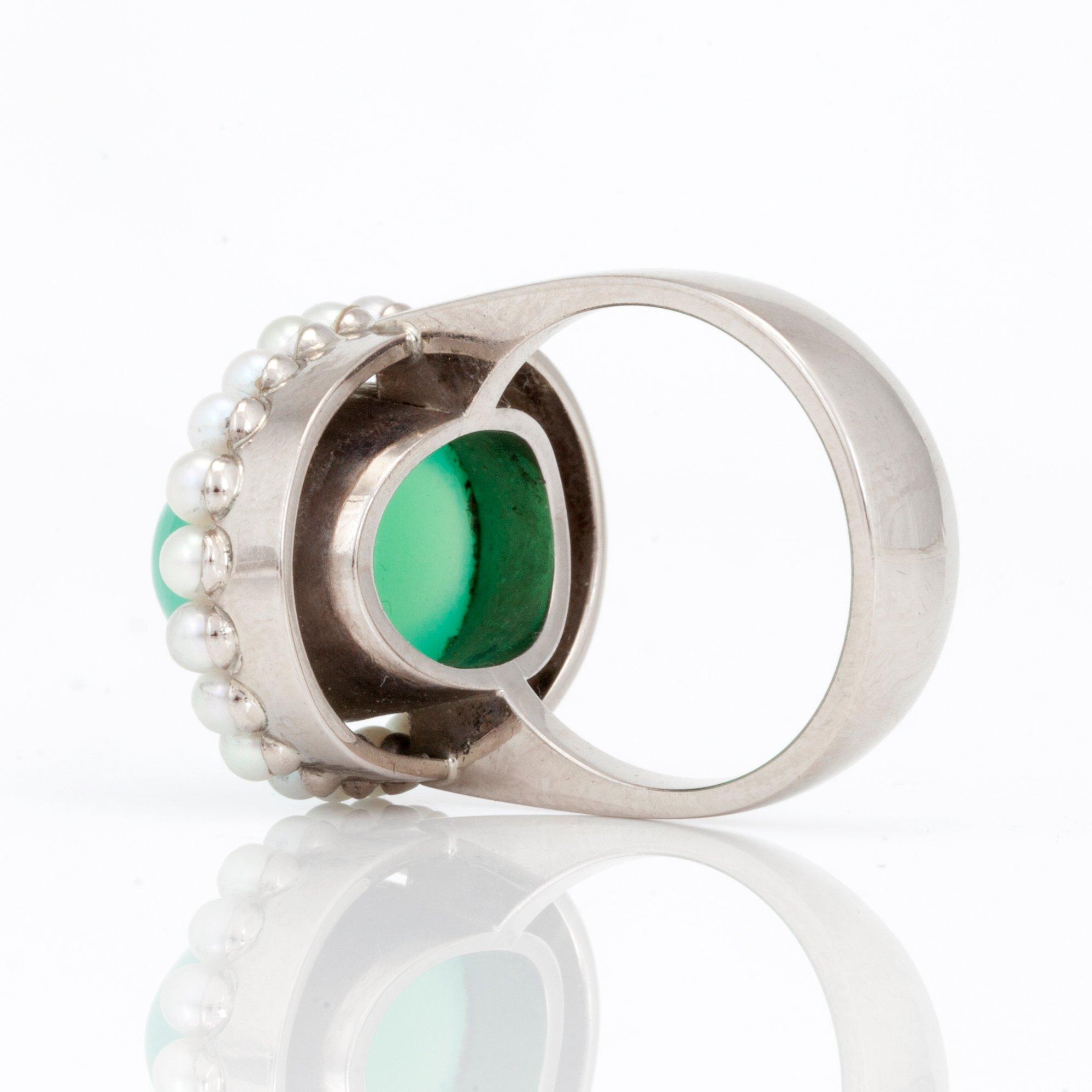 RING with natural pearls and cabochon-cut chrysophrase.