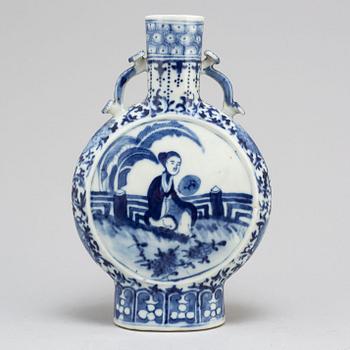 A blue and white vase, late Qing dynasty, 19th Century.