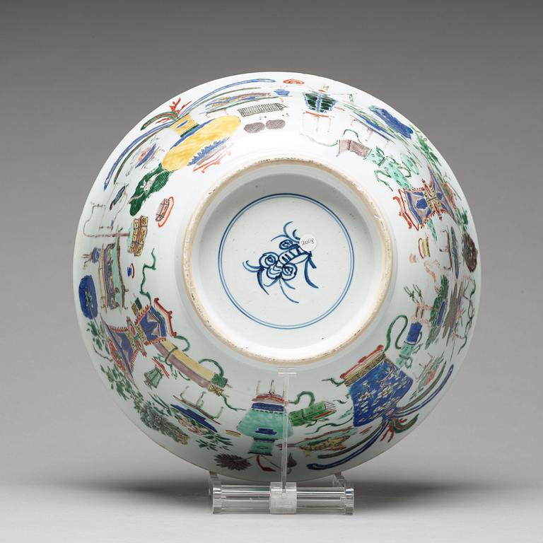 A famille verte punch bowl, Qing dynasty, Kangxi (1662-1722).