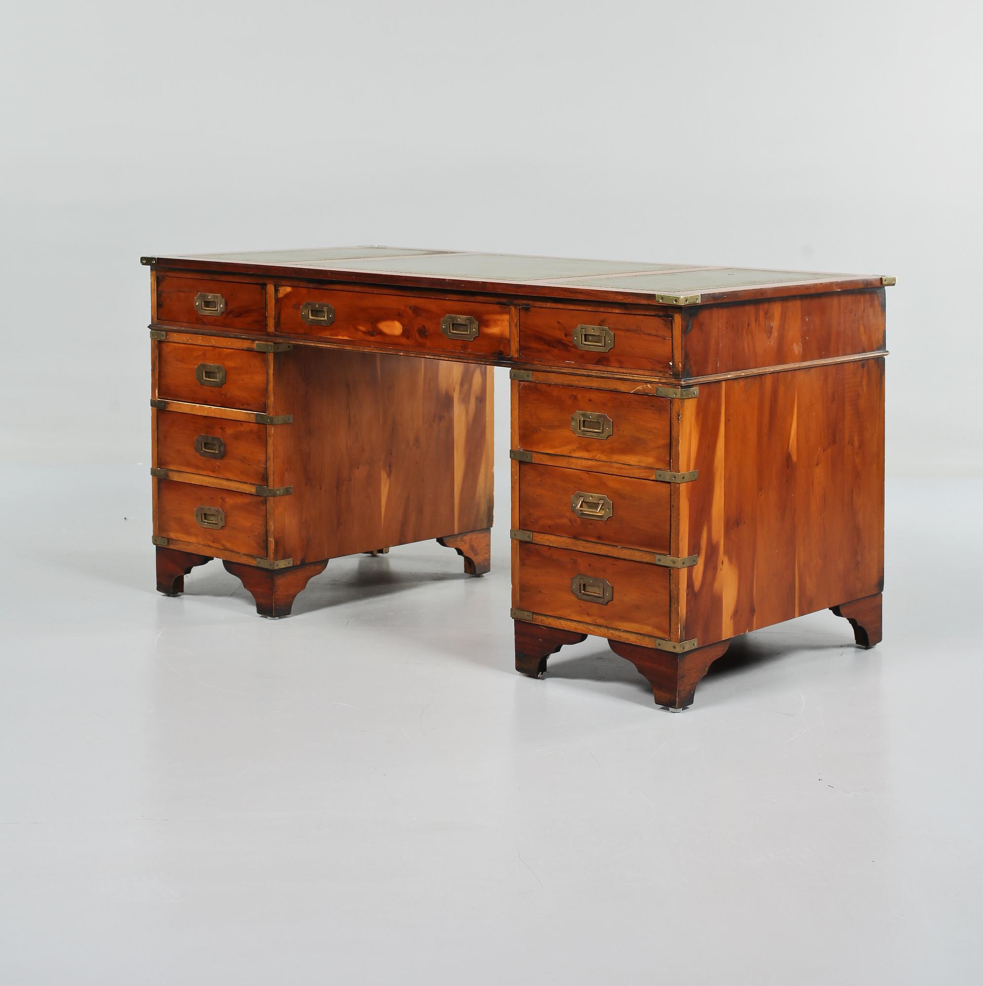 SKRIVBORD, engelsk stil, 1900-talets andra hälft.
