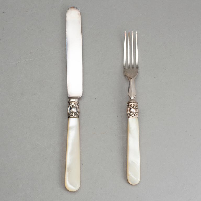 BESTICKUPPSÄTTNING, i schatull, nysilver och pärlemor, 1800-talets slut.