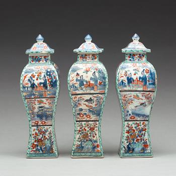 URNOR med LOCK, tre stycken, porslin. Qingdynastin, Kangxi (1662-1722).