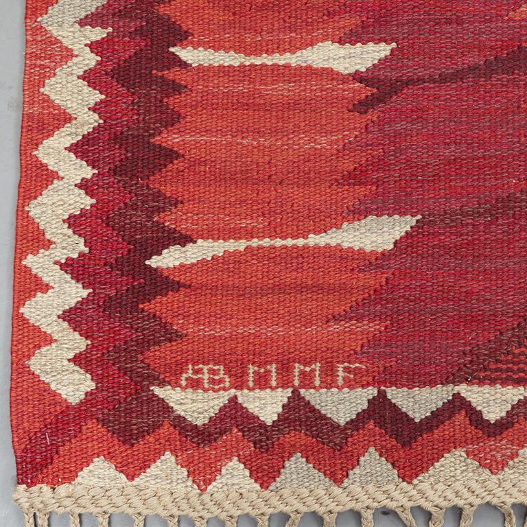 Barbro Nilsson, matto, "Strålblomman, röd", flat weave, ca 313,5-316 x 201,5-204,5 cm, signed AB MMF BN.