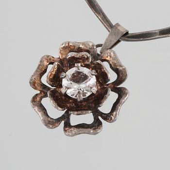 HÄNGE, sterlingsilver med fasettslipad bergkristall,  Theresia Hvorslev. Vikt 16,3 gram.