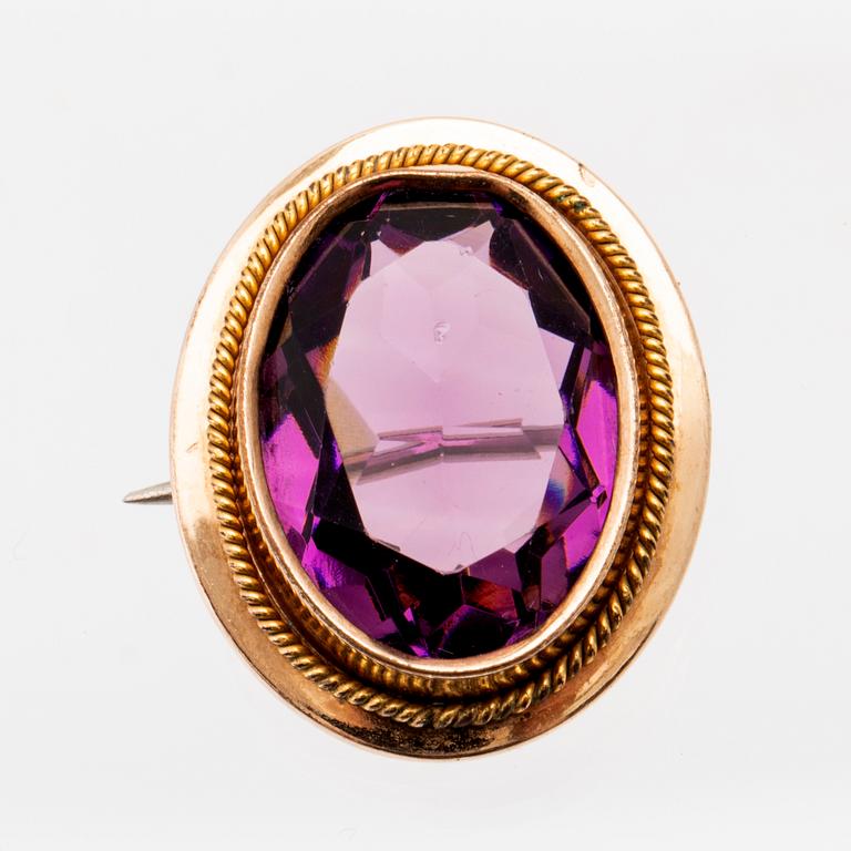 Bracelet, ring, and brooch in gold with synthetic colour-changing sapphires and glass.