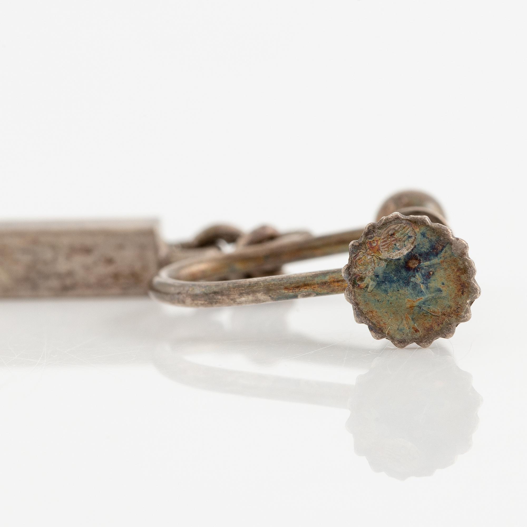 Örhängen, tre stycken, silver, möjligen tillverkade av stavar från smycken av Wiwen Nilsson.