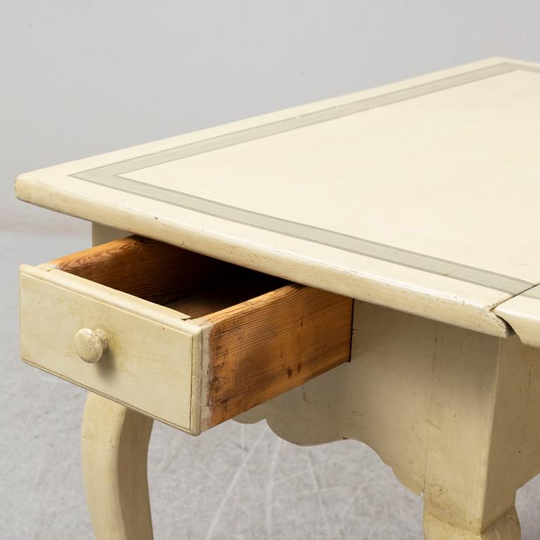 A late 18th or early 19th century gate leg table.