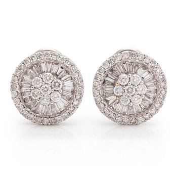 A pair of 18K white gold earrings, with brilliant- and baguette cut diamonds totalling approximately 1.94 ct.