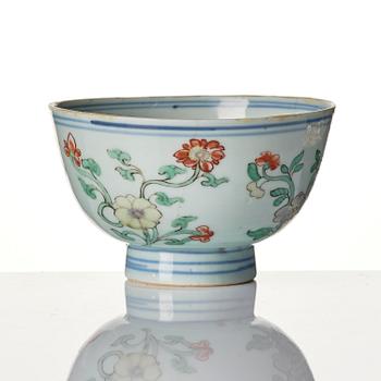 A set of two famille verte bowls and a dish, Qing dynasty, early Kangxi (1662-1722).