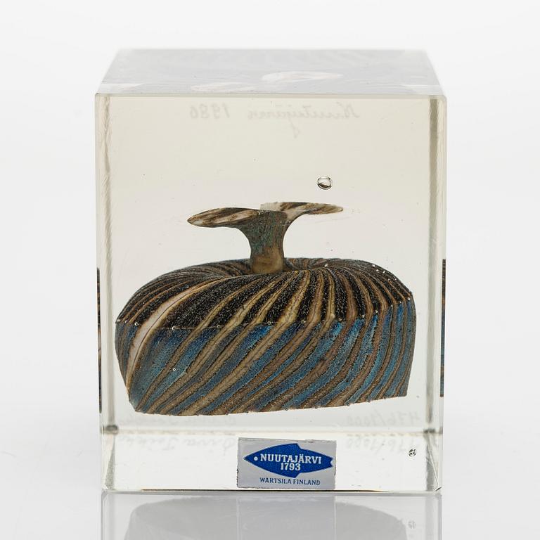 Oiva Toikka, An annual glass cube, signed Oiva Toikka Nuutajärvi 1980 and numbered 476/1000.