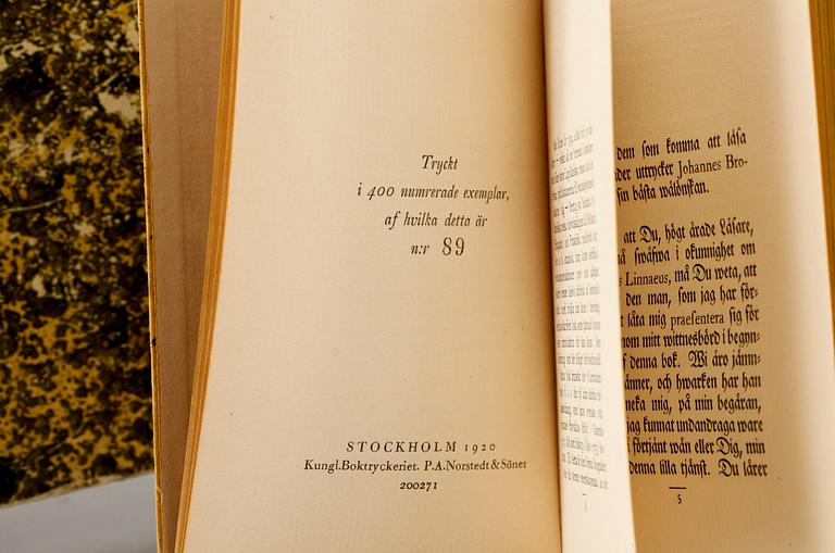 BÖCKER, 2 st, "Egenhändiga anteckningar af Carl Linnaeus..." resp "Den första biografien öfver Linné", 1823 resp 1920.