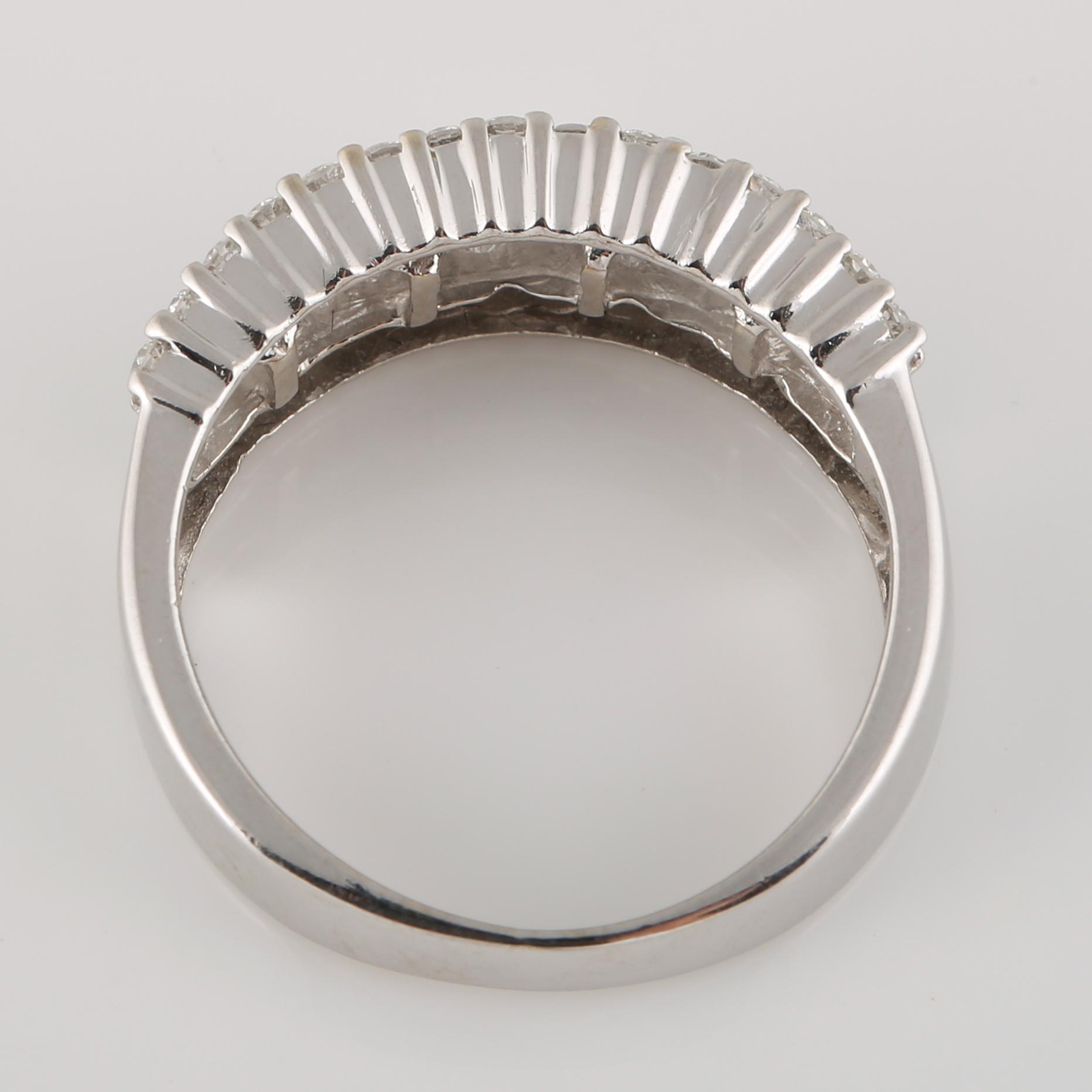 RING, 14K vitguld med briljant och baguetteslipade diamanter ca 1.50 ct. Vikt 4,5 gram.