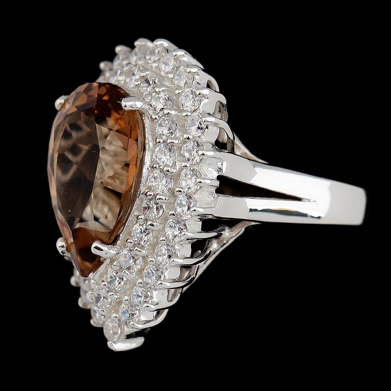 RING, vitguldspläterat sterlingsilver, champagnefärgad topas ca 11.50 ct, vita safirer tot ca 0.85 ct.
