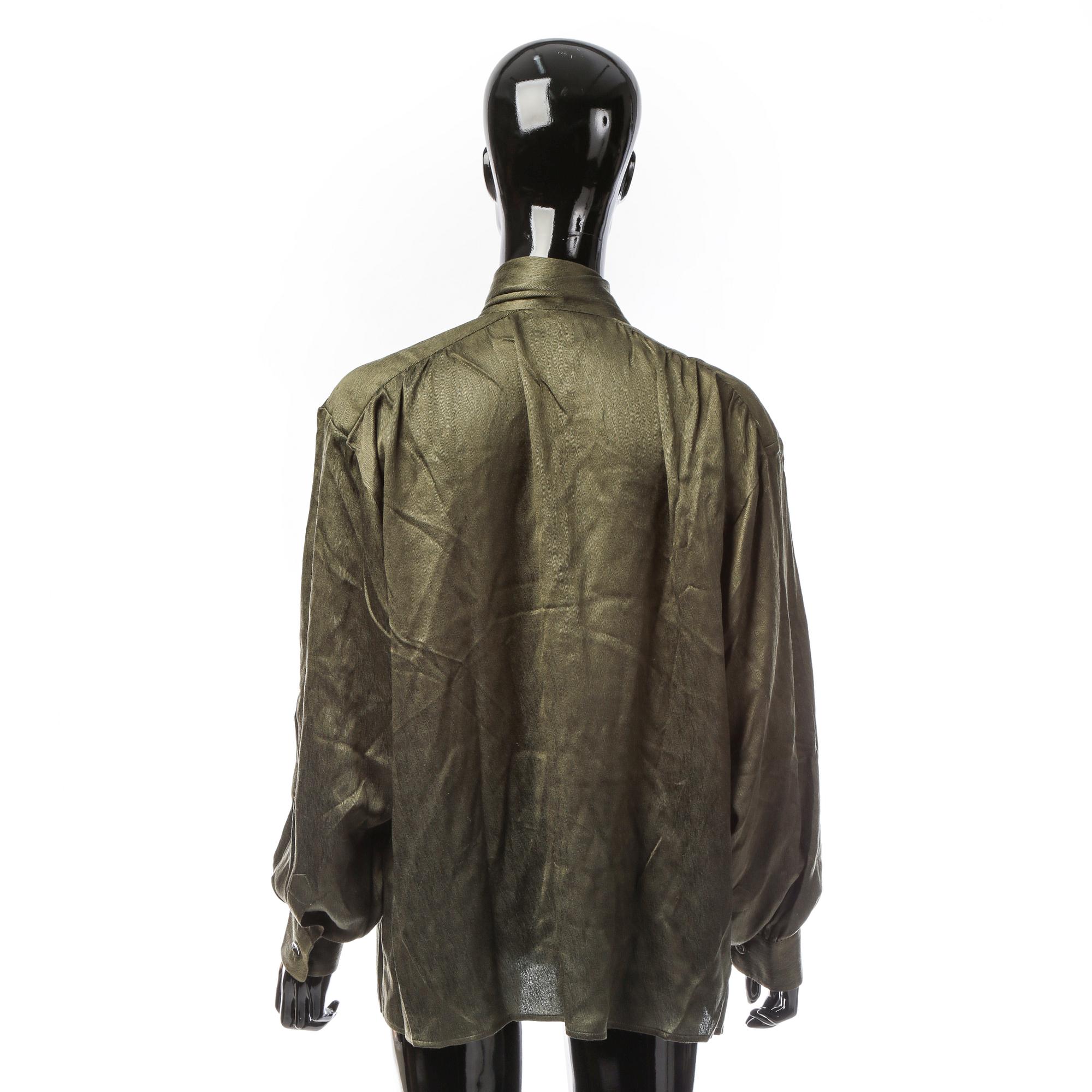 BLUS, Yves Saint Laurent.