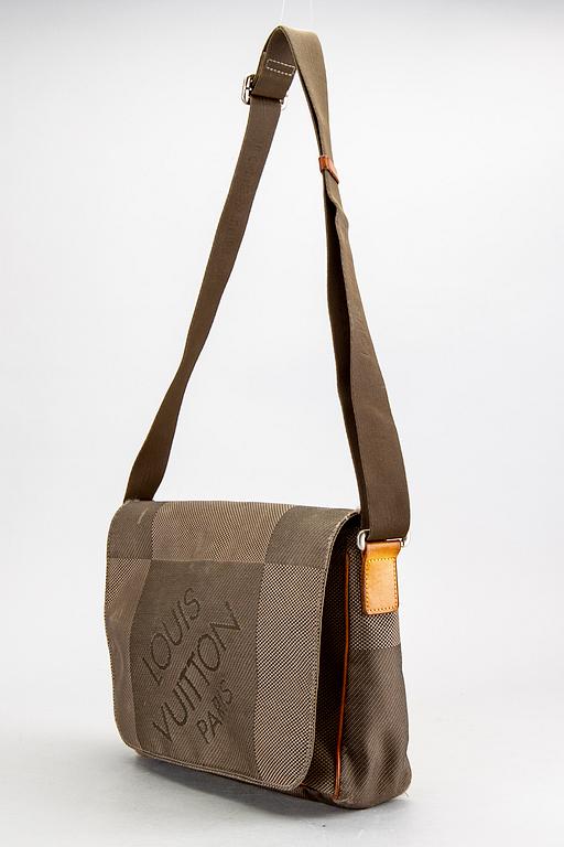 Louis Vuitton "Mesaju", axelväska.