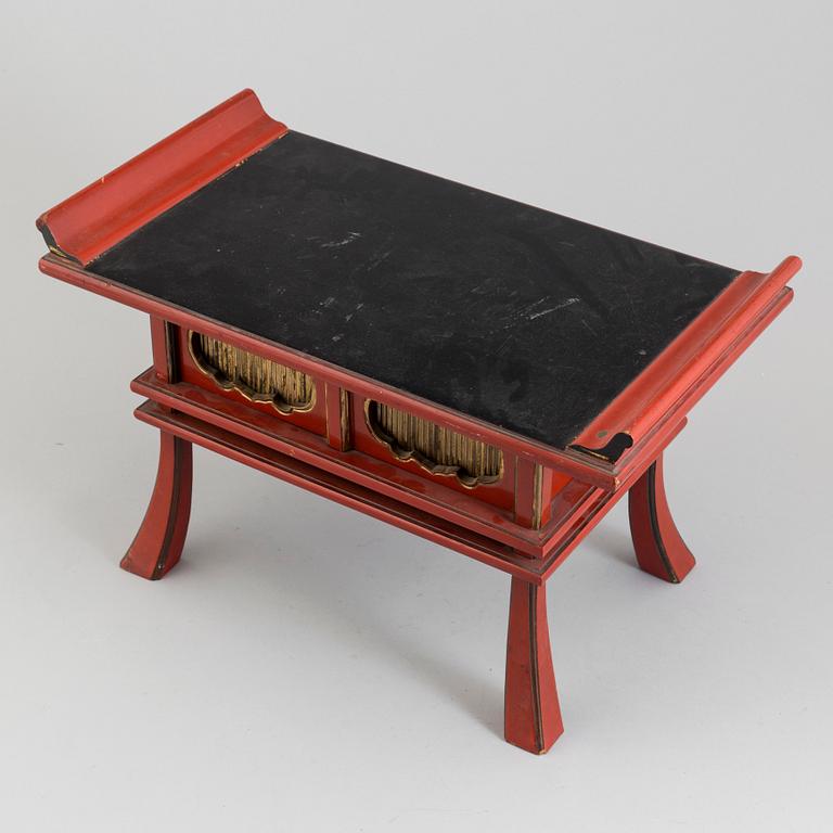 A Chinese lacquered wooden stool, 20th century.