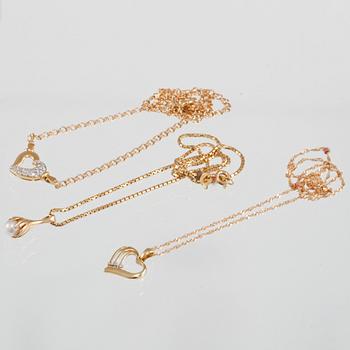 HALSSMYCKEN, 3 st, 18K guld med odlad pärla samt små fasettslipade diamanter. Vikt 13,3 gram.