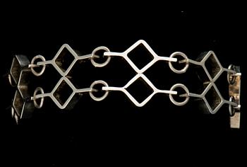 ARMBAND OCH RING, silver, Åbo 1965 samt 1972. Totalvikt 40,0 g.