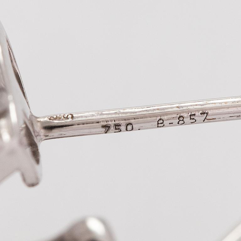 A pair of 14K white gold earrings with diamonds ca. 0.98 ct in total.