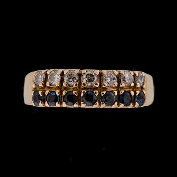 RING, 18k guld med små diamanter och safirer. Vikt ca 2,5 gram.