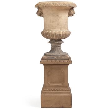 205. A stoneware garden urn on pedestal by av James Stiff & Sons (Lambeth, London 1834 - 1876).