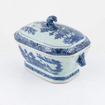 A blue and white terrine with cover, Qing dynasty, Qianlong (1736-95).