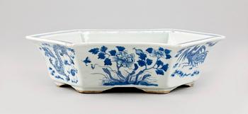 JARDINIERE, porslin. Kina, 1900-tal.