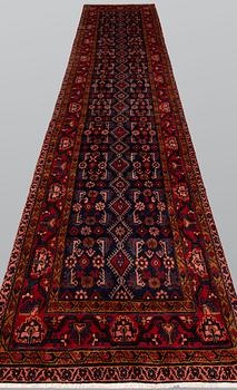 A Hamadan runner, approx. 540 x 110 cm.