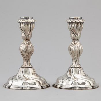 LJUSSTAKAR, ett par, silver, rokokostil, Norge, 1900-talets mitt.