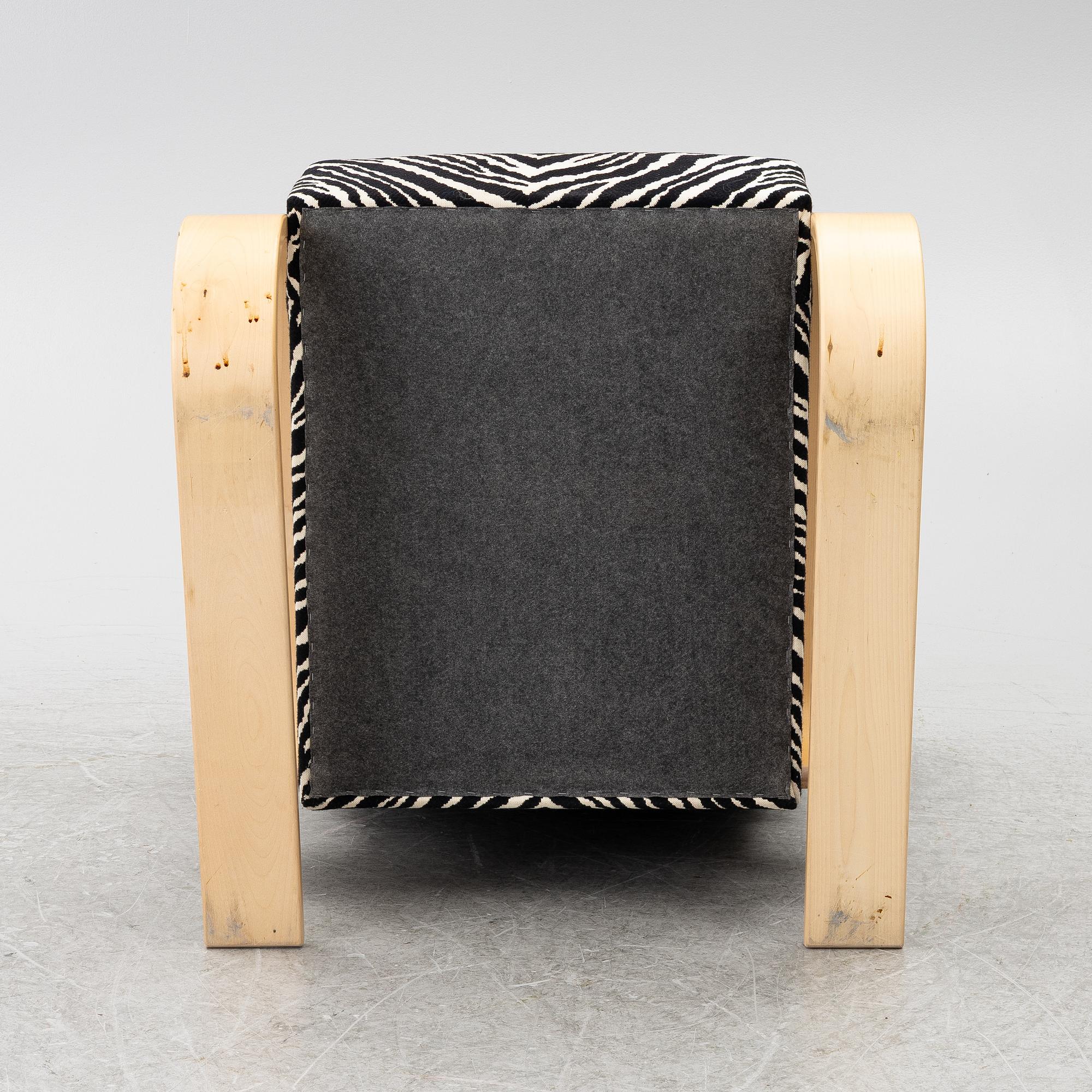 Alvar Aalto, fåtölj, modell 34 Tank, Artek, Finland, 2000-tal.