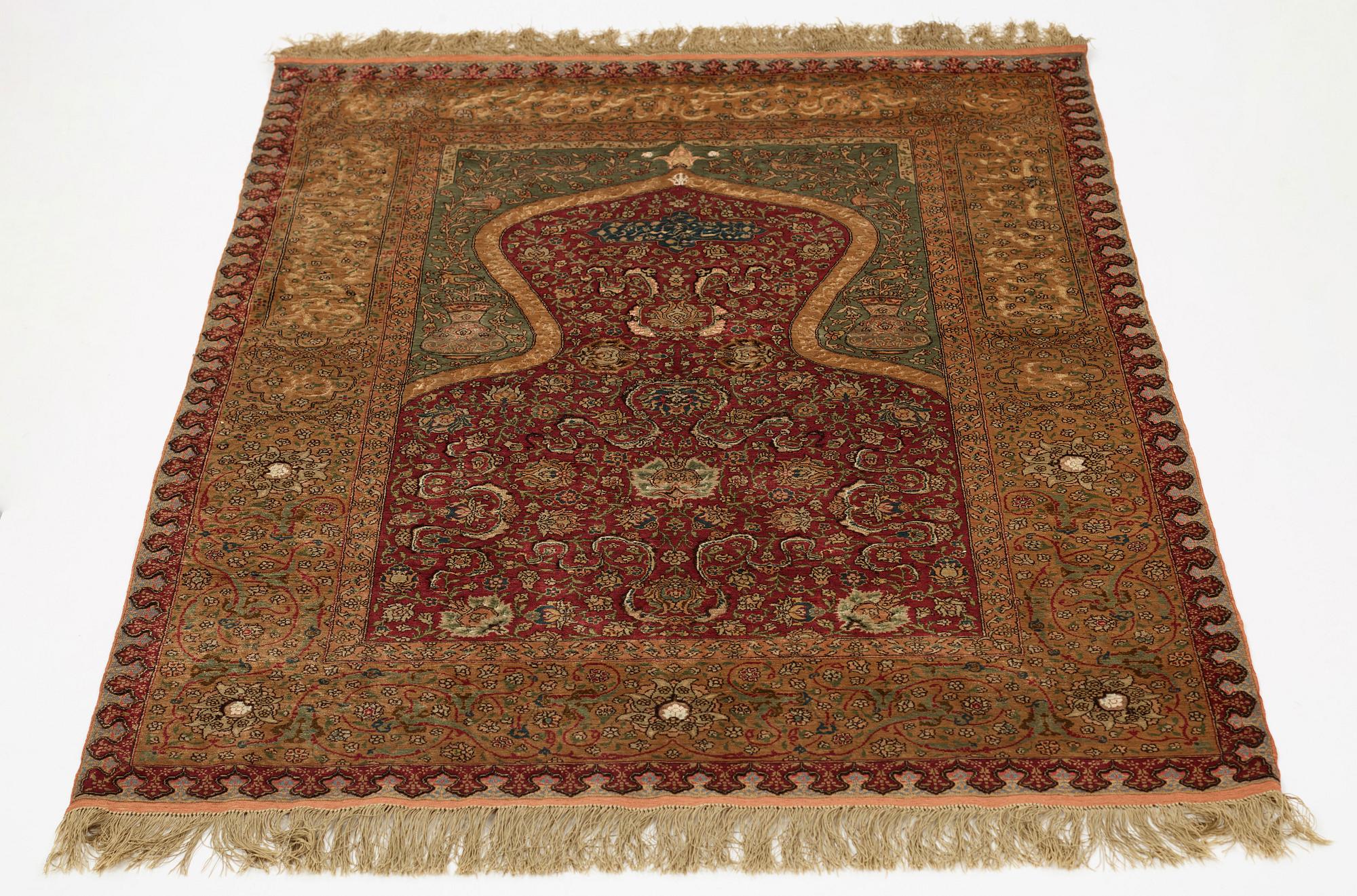 Matta, antik silke Kum Kapi med metallbroschering, Istanbul omkring 1910, "Sultan's Head Prayer" design.