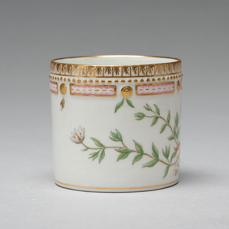 KAFFEKOPPAR med FAT, åtta stycken, porslin. "Flora Danica", Royal Copenhagen, Danmark.