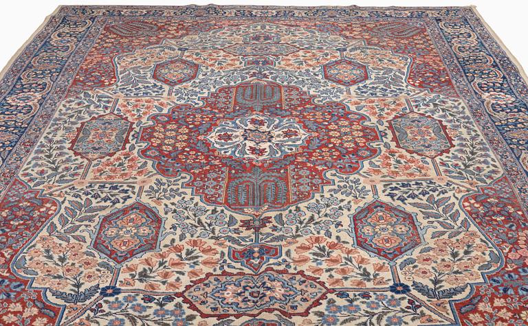 An antique Joshagan / Sarouk carpet, 365 x 256 cm.