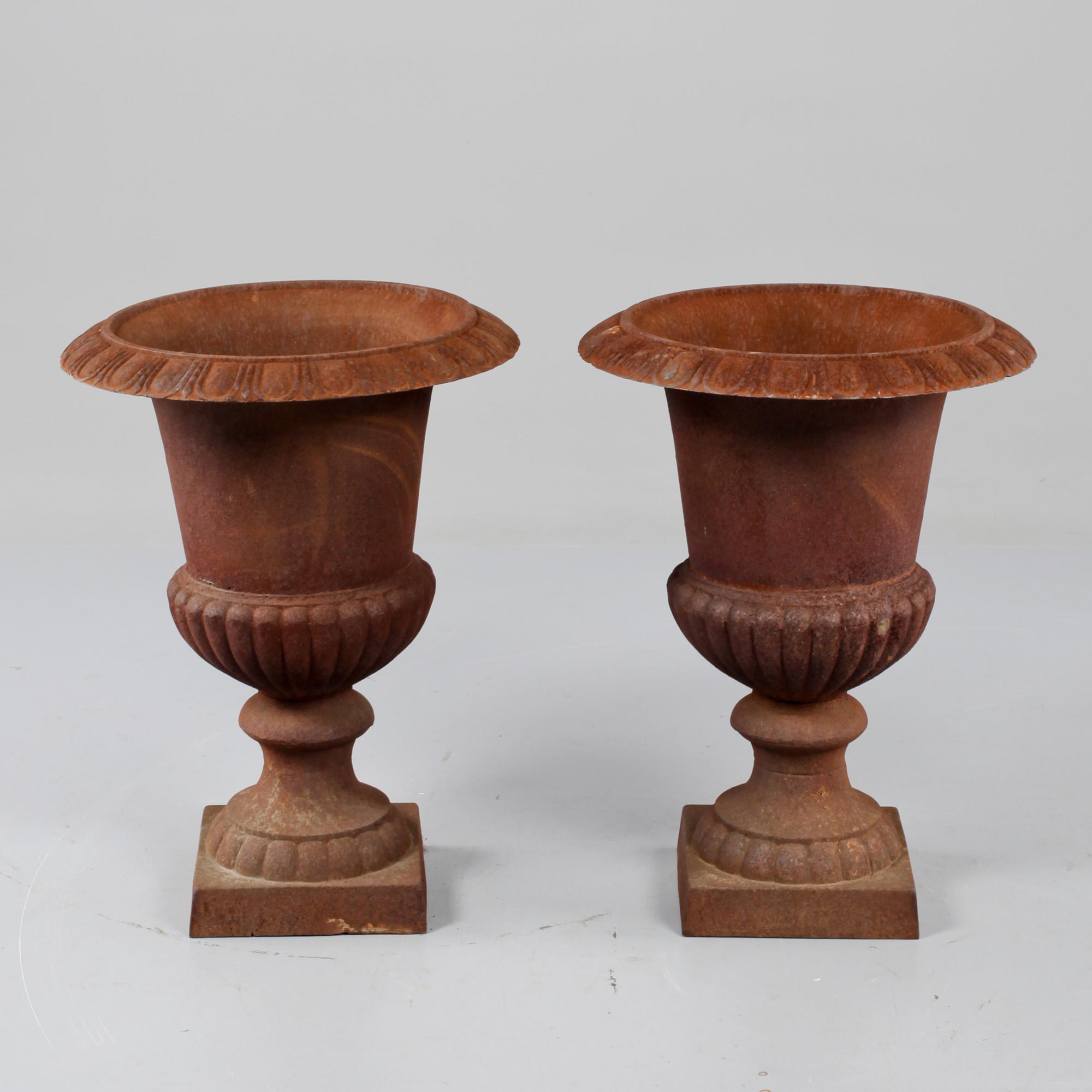 TRÄDGÅRDSURNOR, ett par, metall, 1900-talets anda hälft.