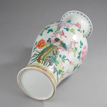 VASER, ett par, porslin, Kina sekelskiftet 1800/1900.